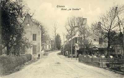 13309 Gezicht op de Grebbeweg te Grebbe (gemeente Rhenen) uit het oosten; met rechts Hotel De Grebbe en links de ...